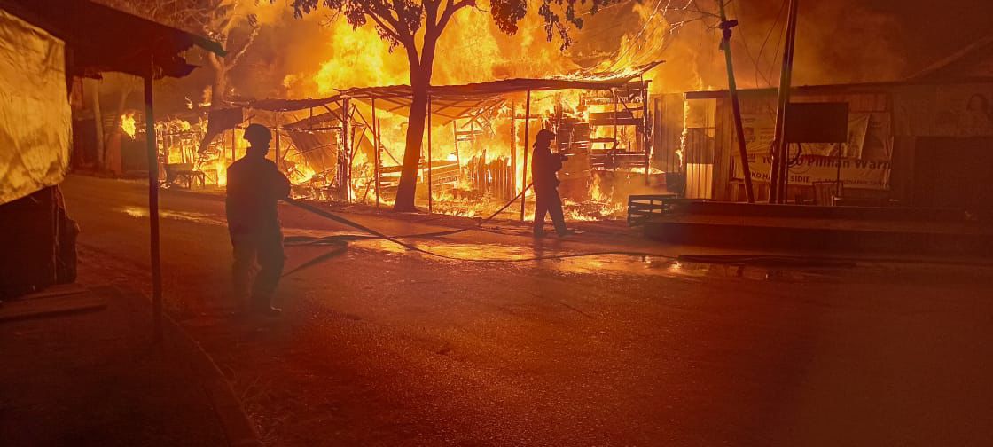 RUKO NON PERMANEN, DINI HARI TERBAKAR