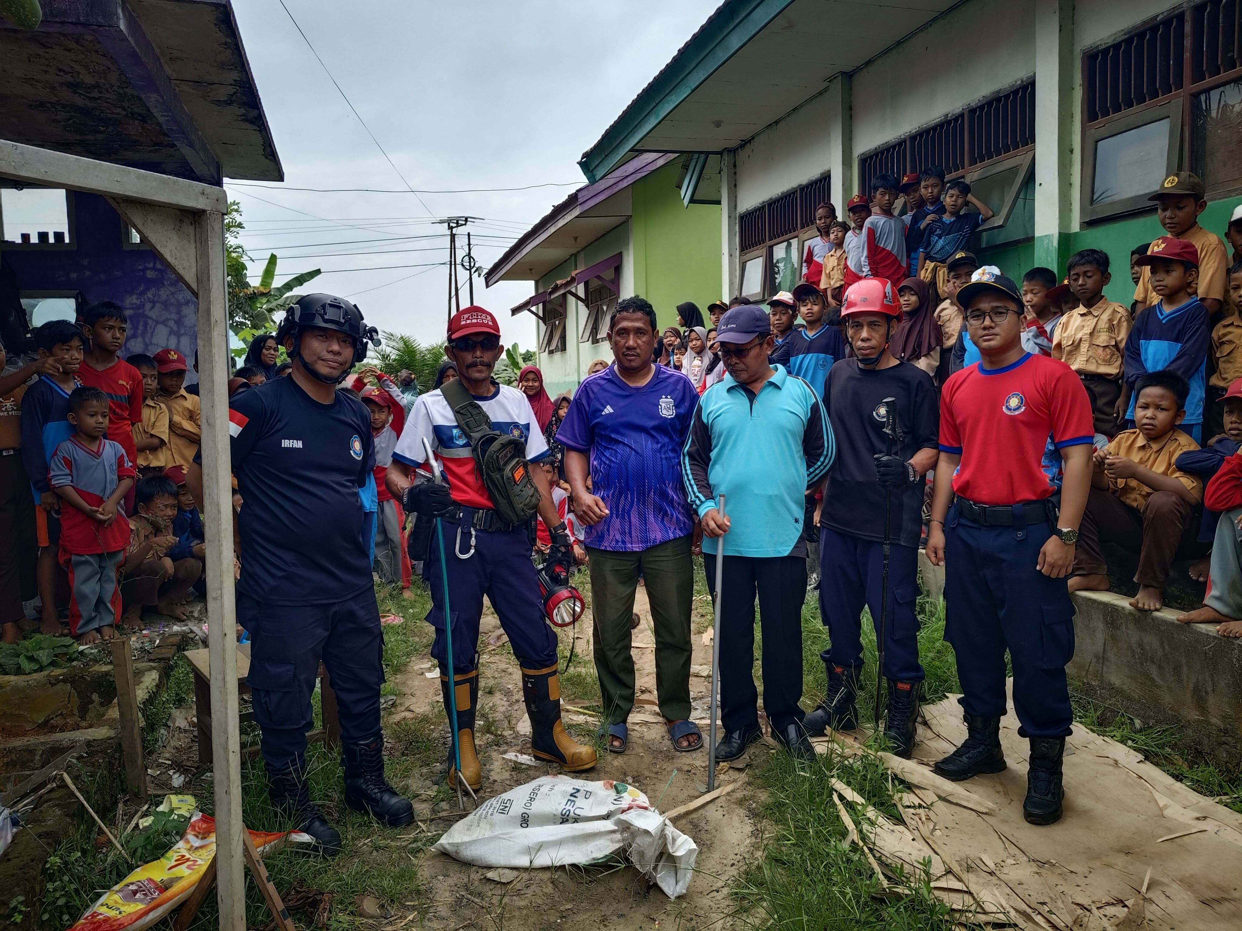 EVAKUASI ULAR, DAMKAR PASER IMBAU MASYARAKAT