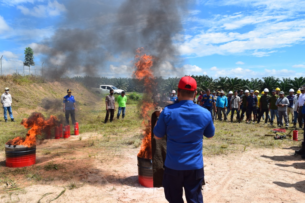 PT. Pradiksi Gunatama Gelar Pelatihan dan Simulasi Penanganan Kebakaran